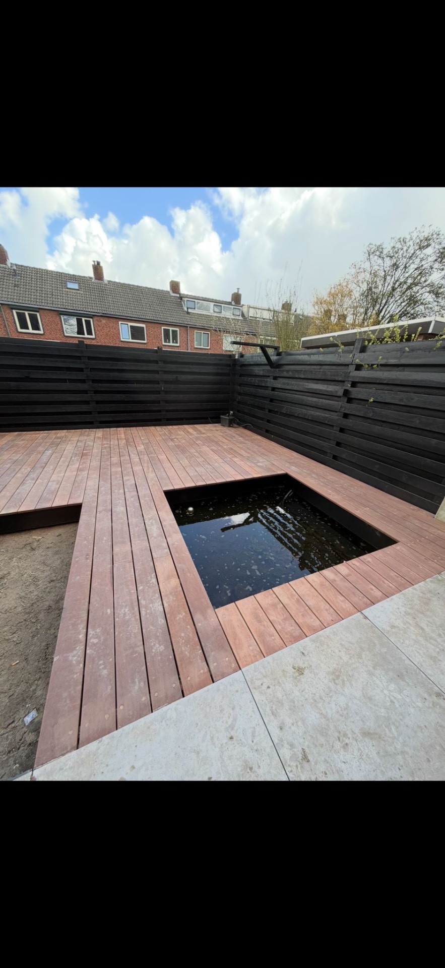 Houten terras met vijver